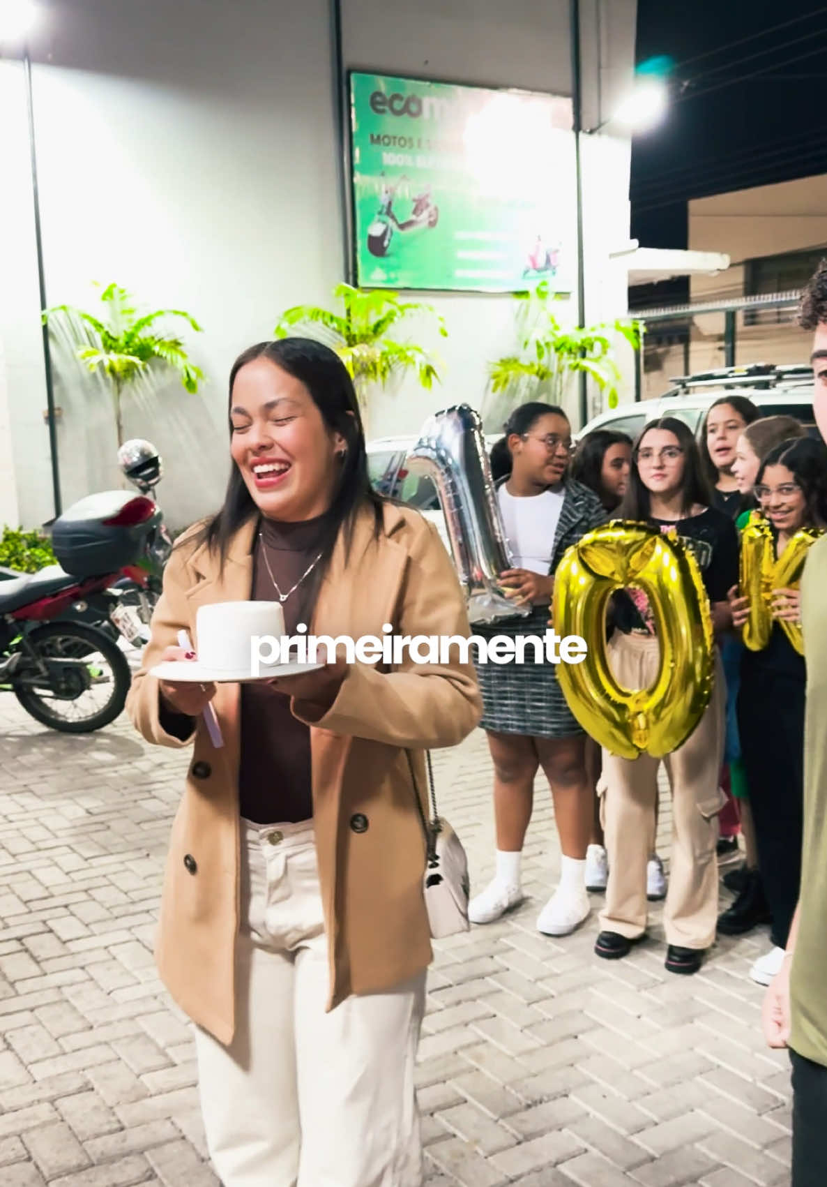 A post by @jaobastos on TikTok caption: fazendo ela passar vergonha aqui… @Dayane Lyra #surpresa #festa 