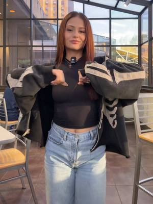 A post by @evelynomadera on TikTok caption: Infamous dance 🕺 #evelynortiz #streameruniversity 