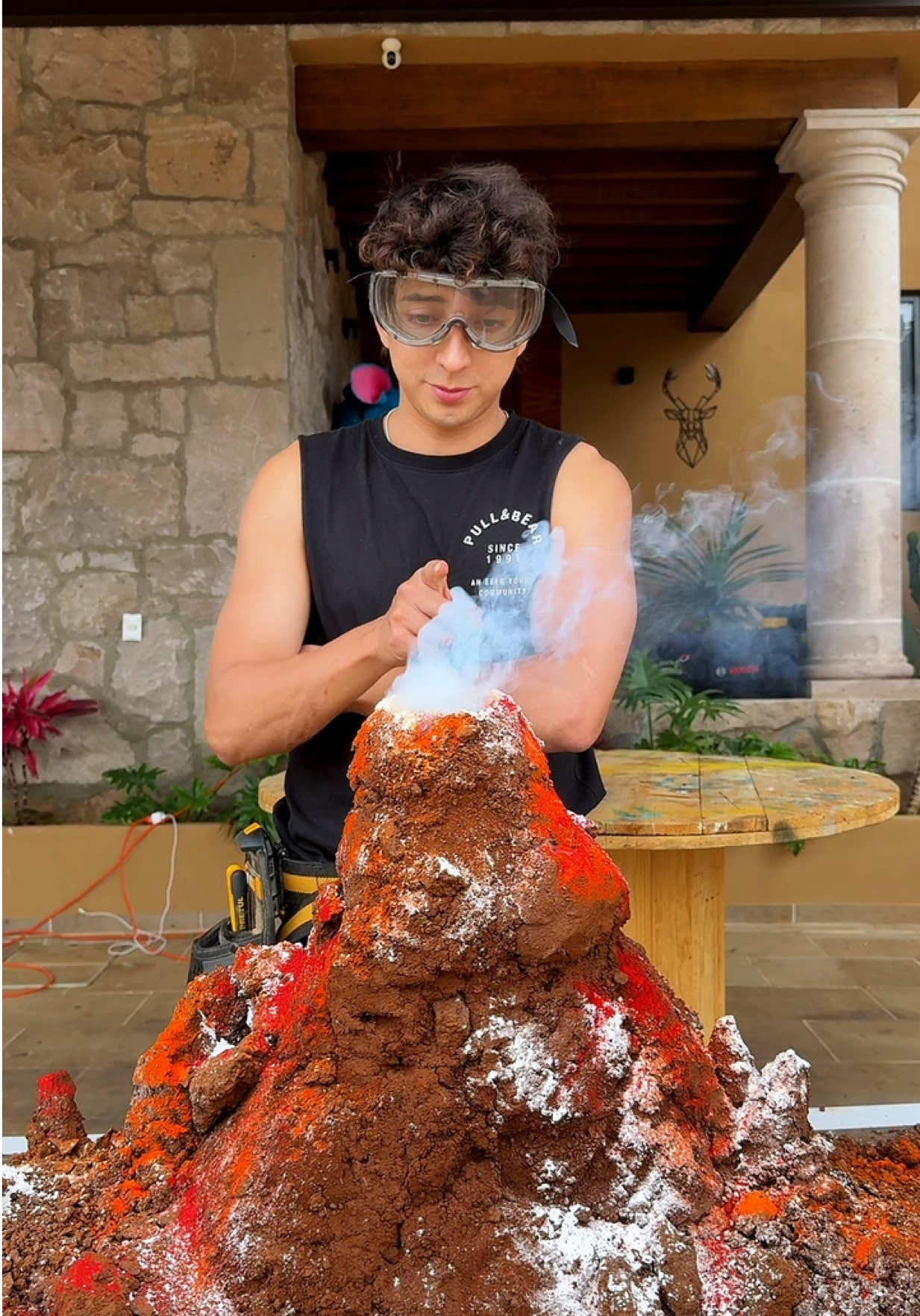 A post by @cainguzman on TikTok caption: Hoy construí una maqueta de volcán para que saques 10 ##diy##comedia