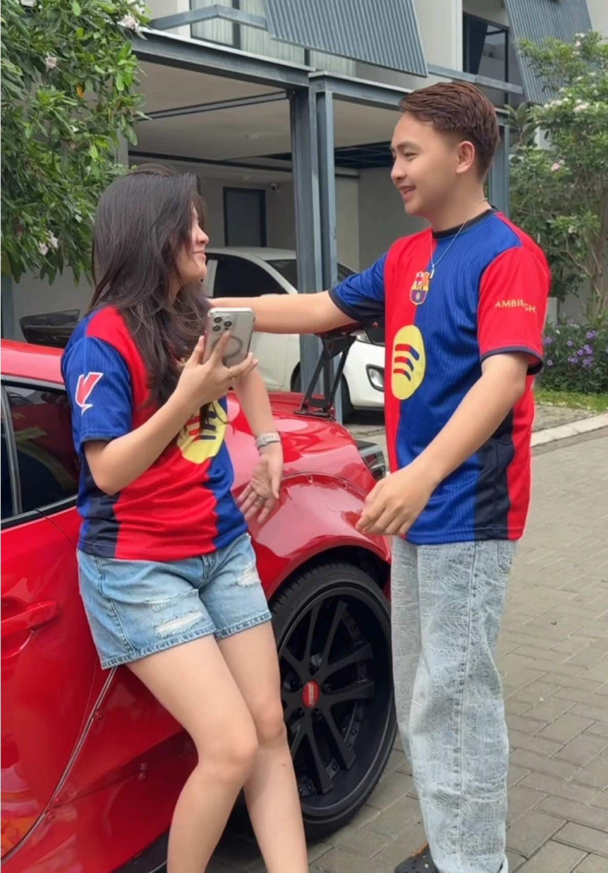 A post by @rivelsumigar on TikTok caption: 🤍💙Visca💍 #barcelona #realmadrid 