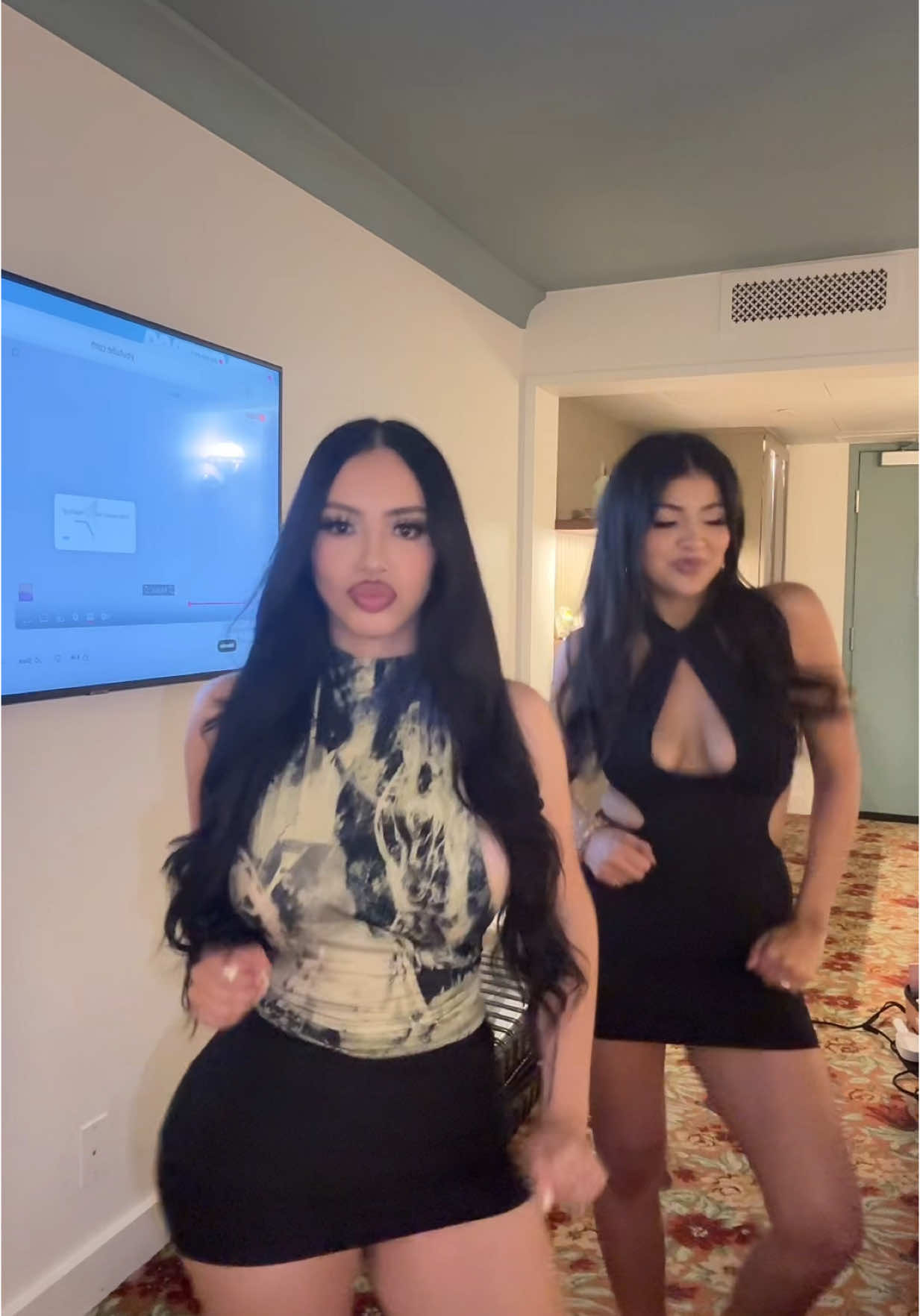 A post by @alondradessyyy on TikTok caption: 💃🕺@Kassy 💕