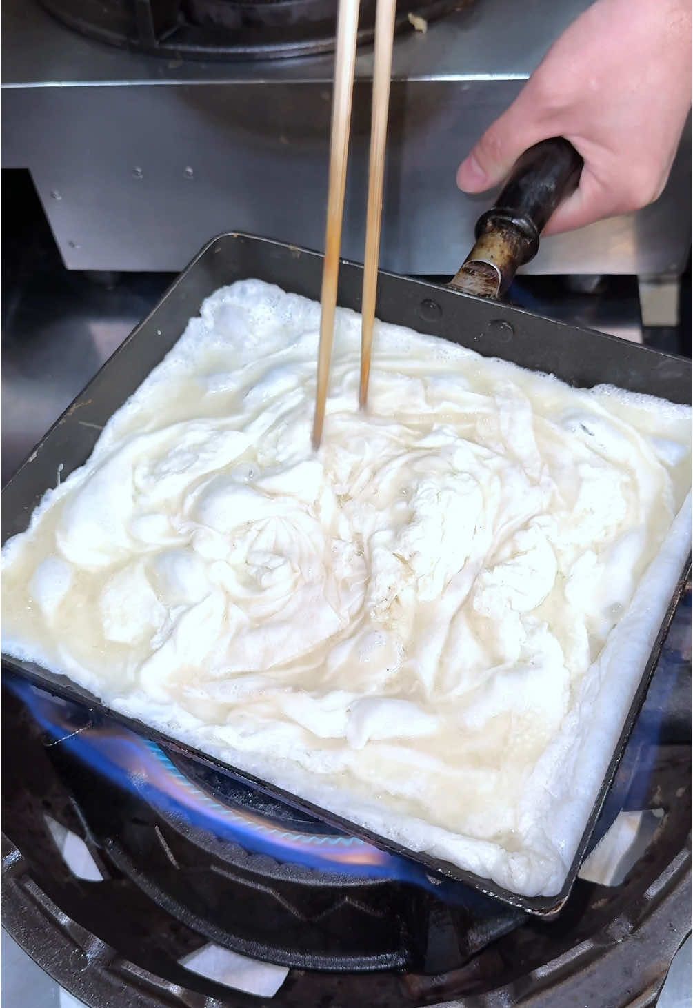A post by @joker_gourmet on TikTok caption: 世界的に珍しい神秘に満ちた奇跡の白いだし巻き玉子🍳 【だしまき玉子専門店 卵道】 ◎白だしまき定食 1,400円 自然豊かな奥多摩にある究極のだし巻き玉子専門店！ 卵黄の白い奇跡の「ホワイトたまご」と究極の出汁で焼きあげるだし巻き玉子はとんでもない美味しさ🤤 わさび漬けをのせて食べると良いアクセントになって最高！ ジュワッととあふれ出る出汁の旨みが凄くて白いご飯が止まりませんでした！ #東京グルメ #東京ランチ #japanesefood #tiktokfood 