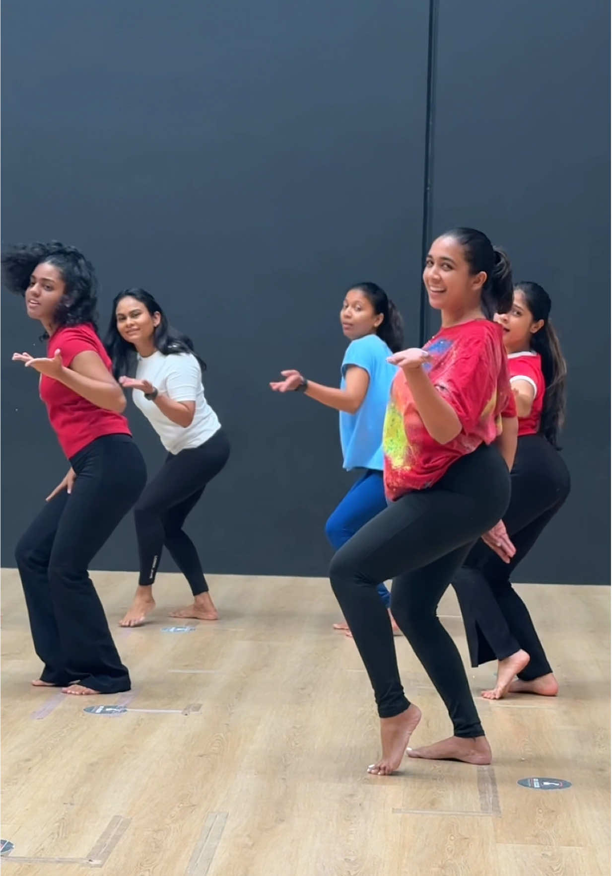 A post by @sachini1107 on TikTok caption: Wada raha ❤️ #BollywithSach 🇦🇺 . #fyp #sachininipunsala 