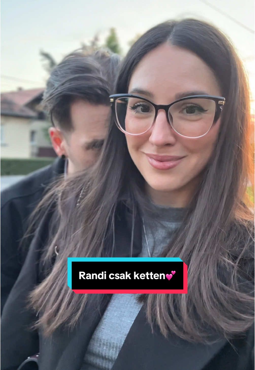 A post by @petrikcsenge on TikTok caption: Varázslatos randink volt tegnap! Az @Ape Regina Budapest étterembe vitt el Bence, mert volt ott egyszer a céggel és azt mondta, hogy ezt ki kell próbálnom! Funfact, hogy 2 utcányira laktunk tőle anno, de sosem “mertünk” bemenni, mert nagyon fancy vibeja volt 🥲😅. (nem reklám) Annyira jól éreztük magunkat! Isteni volt minden, egy tiramisut is ettünk, noha én csak néhány kanállal a diéta miatt. Egy marhával töltött tortellonit ettem, paprikás-paradicsomos mártásban pisztáciával és pecorinoval. Illetve egy rukkolasalátát- hogy legyen mindig zöld 😀. Bence Carbonarat evett, majdnem elájult👌🏻. A koktélt kaja után ittam, Nagyon ritkán belfér.  Voltunk sétálni, megnéztük a régi lakást, megittam életem legfurább capuccinoját (véletlenül nem a zabtejeset, hanem valami borsótejeset kaptam, de megittam szépen 😅), majd vacsorázunk egy csodálatosat es mire hazaértünk, @Kamilla Nagy elaltatta Pannit, Adél pedig szépen ágyban volt már. Nem lehetnék hálásabb feleség és barát!  Köszönöm drágám @SziniTV a szülinapi randit. Szerelmes lettem, mint mindig 😅❤️ #nekedbe #foryouba #petrikcsenge 