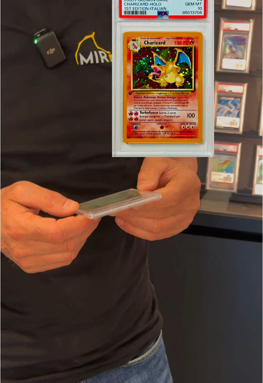 A post by @granmaestro_sowe on TikTok caption: Cosa ho portato al padrone di casa nonché uno dei più rinomati collezionisti in Italia? Una carta unica. Farà un offerta? #mirmex #collezionismo #collezione #setbase #charizard #venusaur #trattative 
