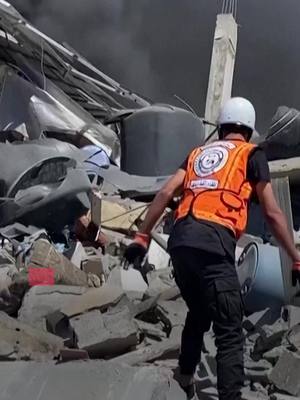 A post by @lemondefr on TikTok caption: Vendredi, la pédiatre Alaa Al-Najjar a vu arriver les corps de neuf de ses enfants à l’hôpital Al-Nasser de Khan Younès, où elle travaille.