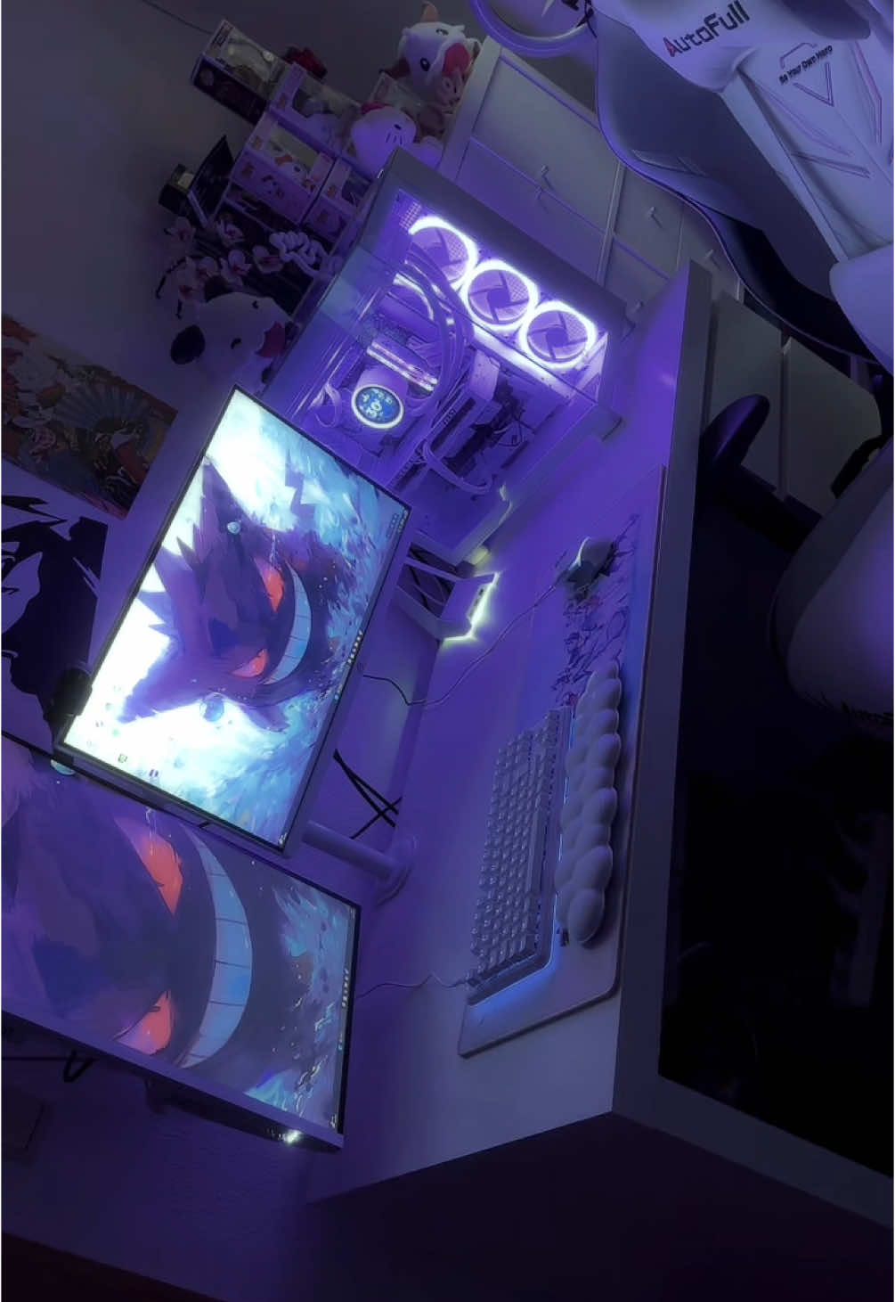 A post by @ on TikTok caption: New Setup 💜🤍 ist aber noch nicht ganz fertig ✨ #newsetup #newpc #newpcbuild #geforcertx #whitesetup #gamergirl 
