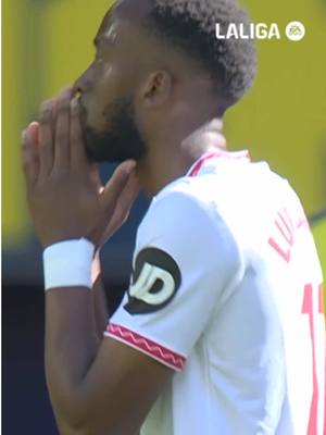 A post by @sevillafc on TikTok caption: 🪵❌ #DeportesEnTikTok #tiktokfootballacademy #SevillaFC 