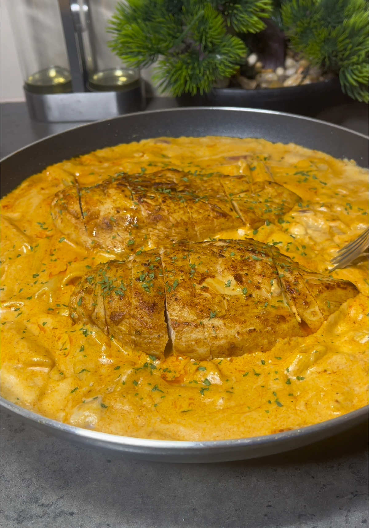 A post by @malcomsfood2 on TikTok caption: Pâtes au poulet 🍗🍝 #pasta #pate #manger #recette #chickenrecipe #cuisine #humour #pourtoi #onepotmeals #ideerecette #ideerepas #recettesimple #recettefacile #recetterapide #pastarecipe #chicken #poulet 