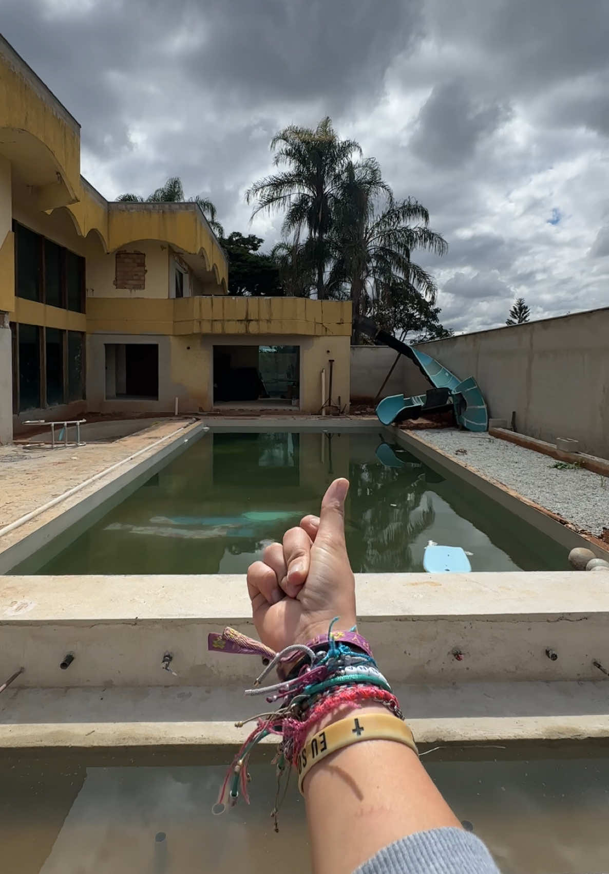 A post by @jullymolinna on TikTok caption: A TRANSIÇÃO DOS MEUS SONHOSSSSS🥺😭kkkkkkkkkk FÉ QUE ESSE ANO ELAA SAI✅😍 #fyp #foryoupage #obra #reformadecasa #casaabandonada  