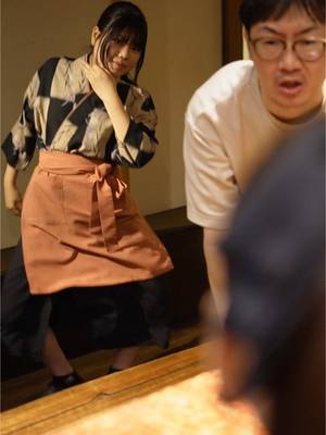 A post by @yaduki1 on TikTok caption: クレーム中のお客さんの後ろで踊ってみた #RIIZE #boomboombass #