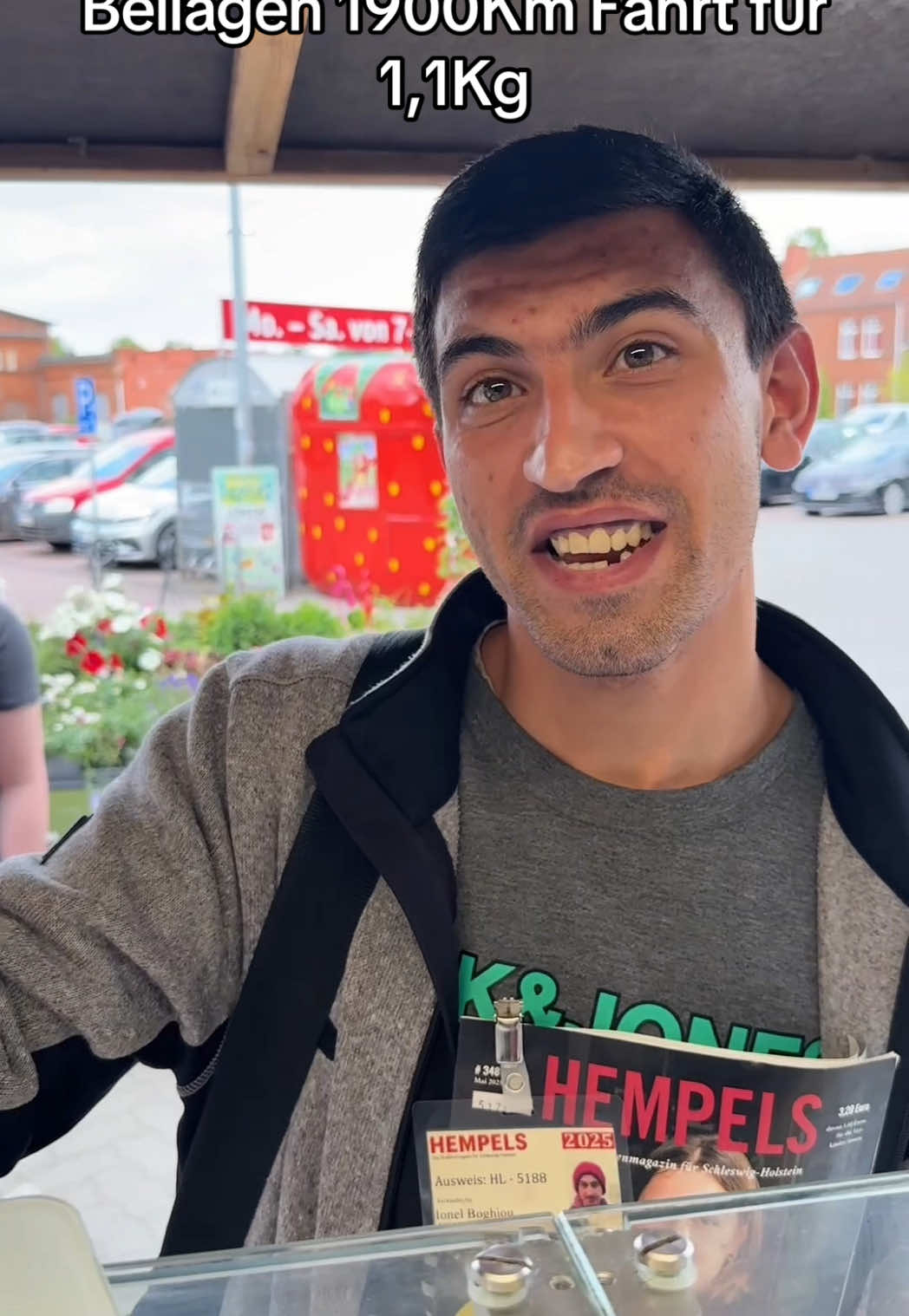 A post by @kurde.der.tiktoker.wurde on TikTok caption: Kunde fährt 1900Km für 1117Gramm besten Döner bei #kalamatadönerlübeck #döner #viral 