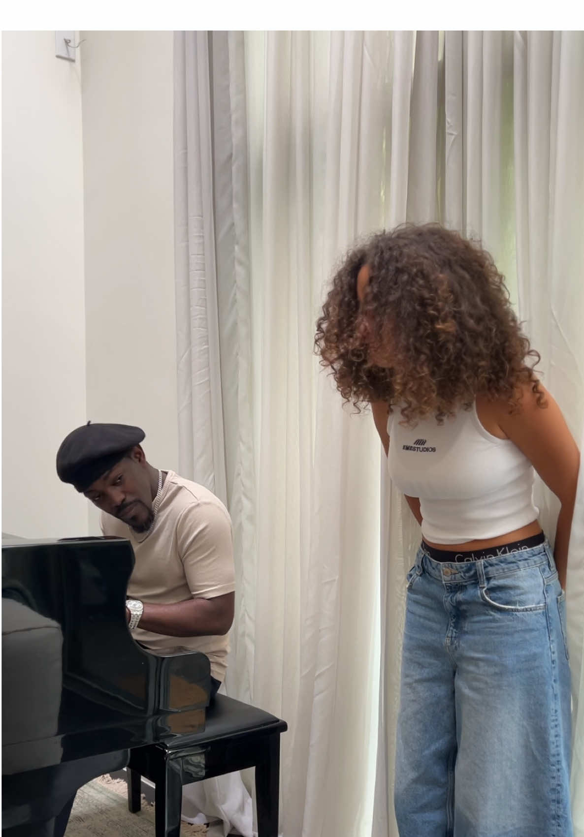 A post by @evaruiz on TikTok caption: Así suena MALA en casa con amigos 😍🖤🌹