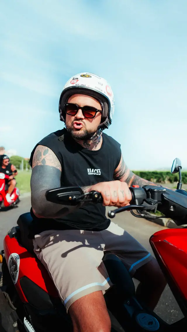 A post by @_komacasper_ on TikTok caption: 🌴 🌊 🛵 