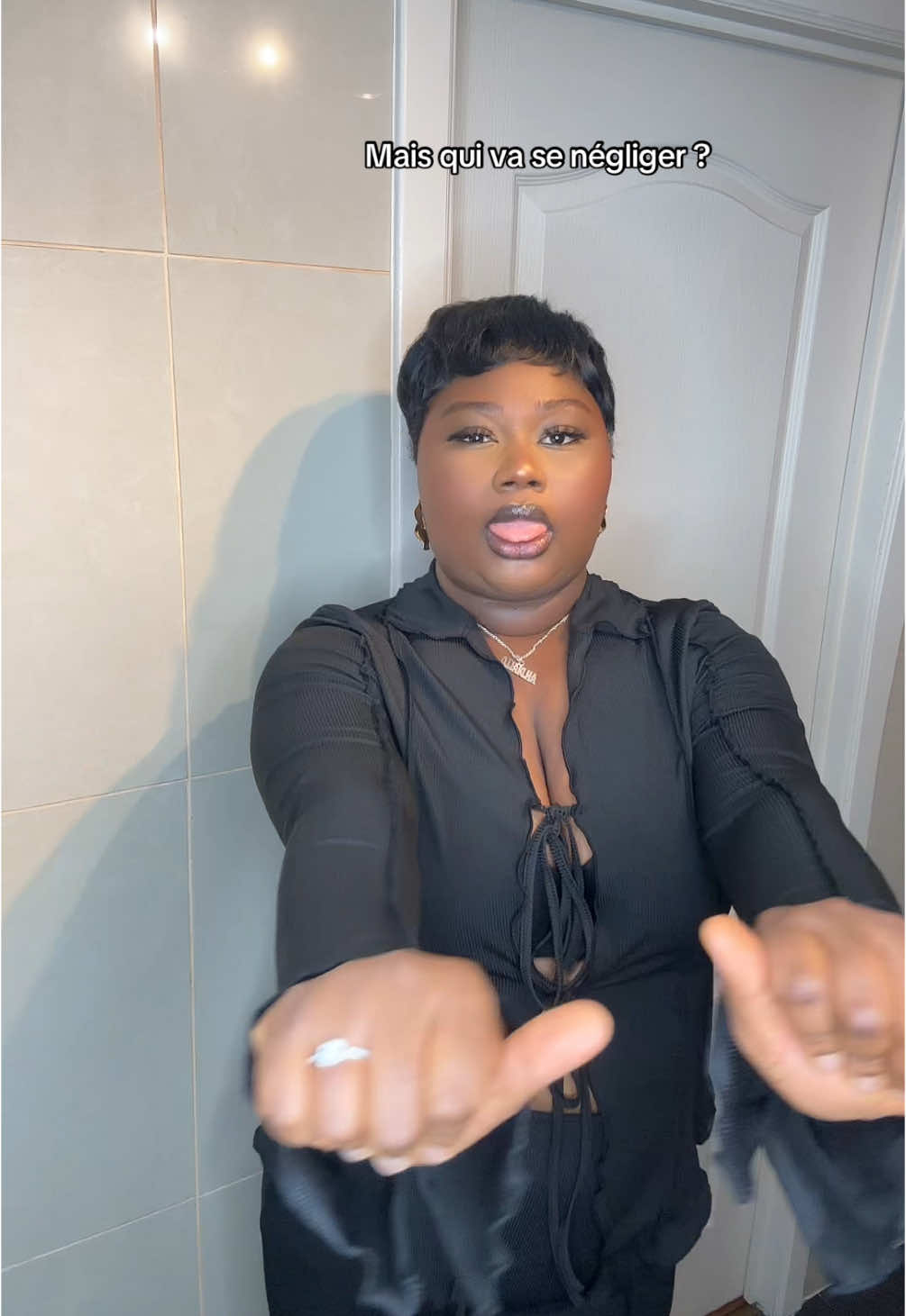 A post by @madii_maraj on TikTok caption: Une baddies #videoviral #bruxelles🇧🇪 #fyppp #guineenne224🇬🇳 #baddies 