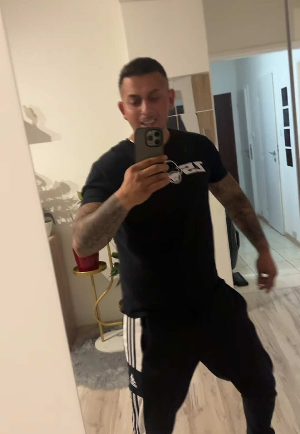 A post by @lipko05 on TikTok caption: Geri megvadult😂❤️@💋Imre Gergő💋 #vikigeri #lipkoviki #imregergő #nekedbelegyen #főzés #asszony #vacsora #kaja #humor #dal 