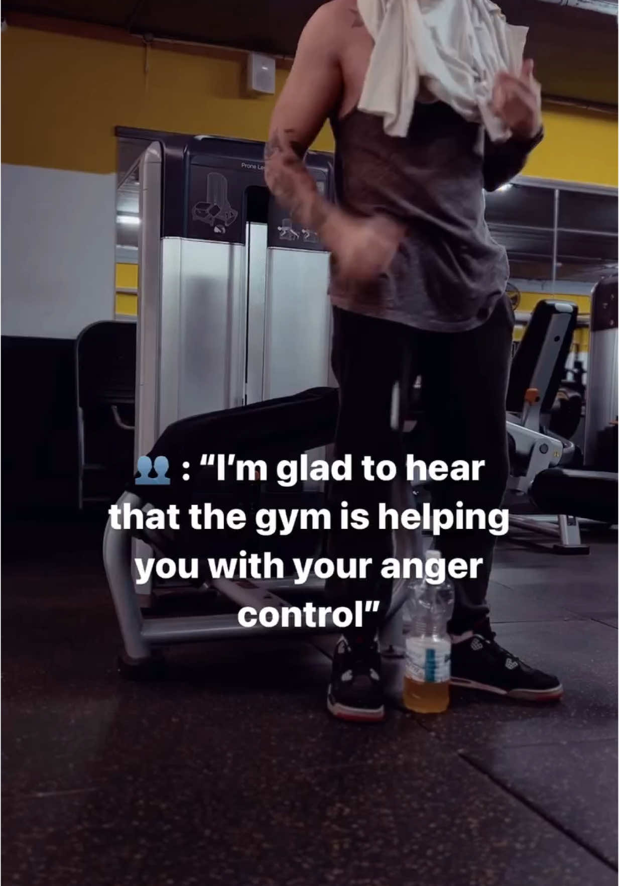 A post by @_ste.fit_ on TikTok caption: Gym helps but when my airpods slip off nothing can help #gymlovers #gymmotivation🏋️‍♀️ #bodybuildingmotivation #anger #angercontrol #airpodsjump 