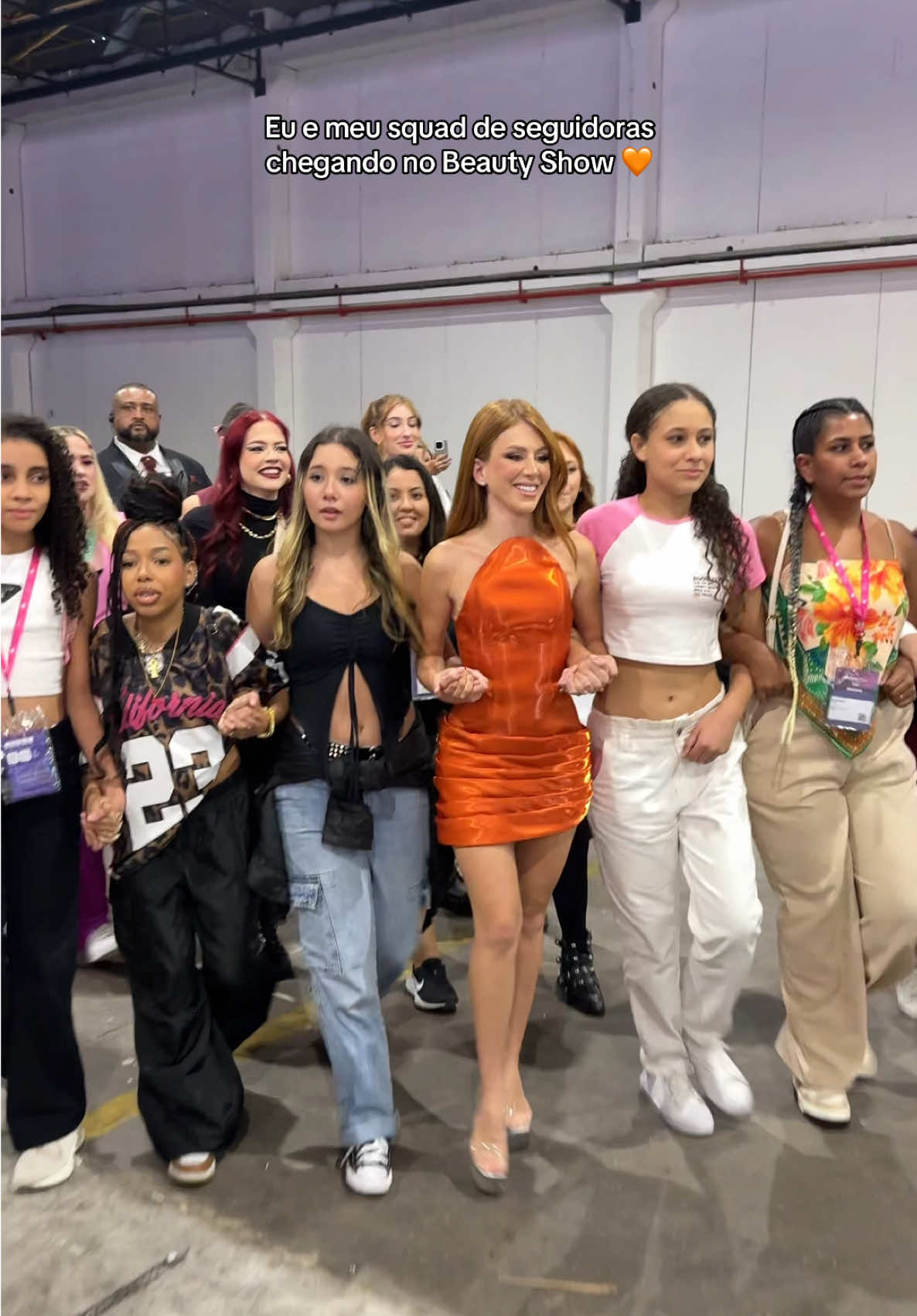 A post by @marimaria on TikTok caption: Resolvi chegar no stand hoje com o squad das minhas pessoas favoritas: minhas seguidoras 🧡