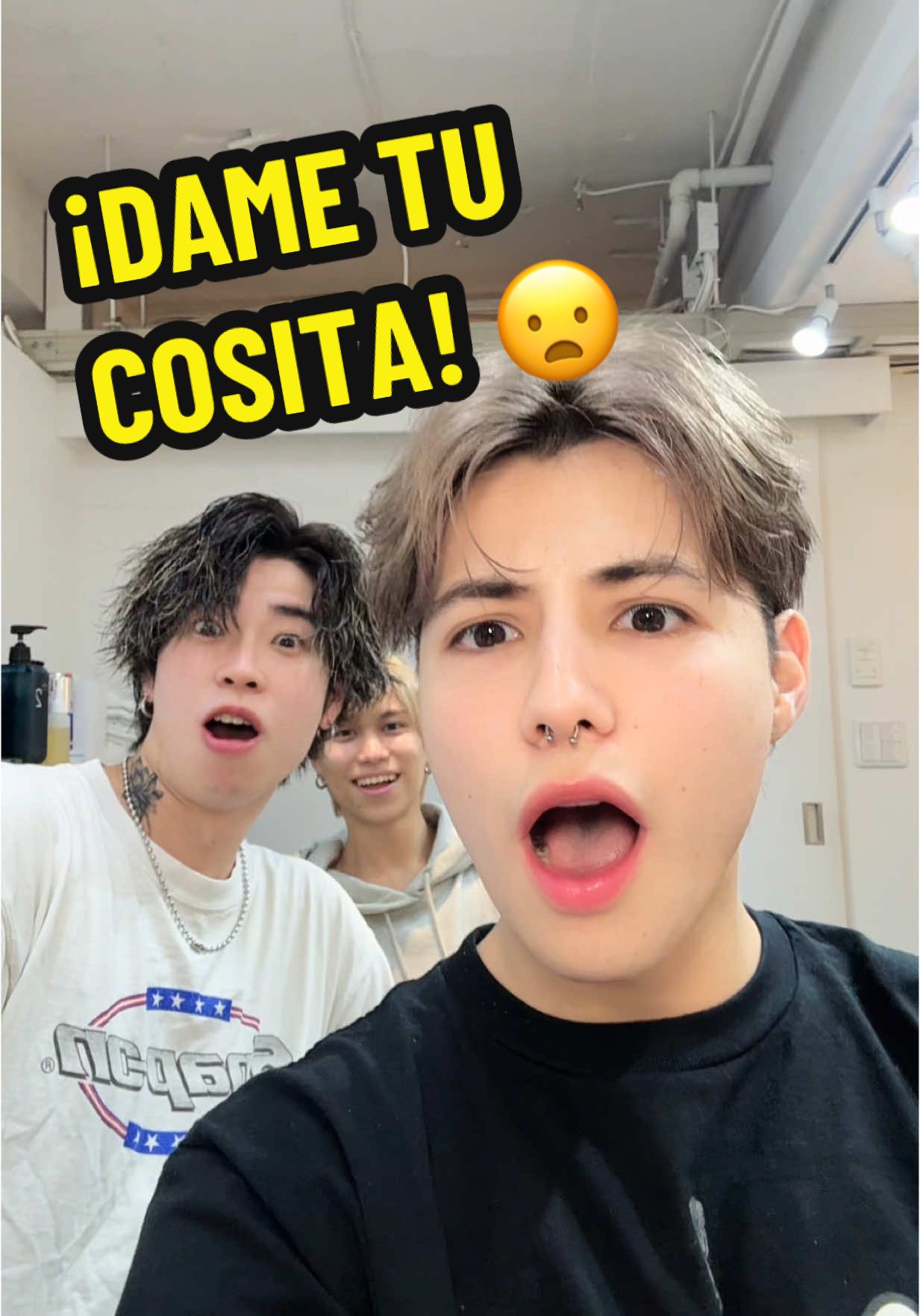 A post by @oscaramau3 on TikTok caption: Los Japoneses me dejaron todo que ver… 🫦 #otakulife #oniichan #hairstyle #japan #trend 