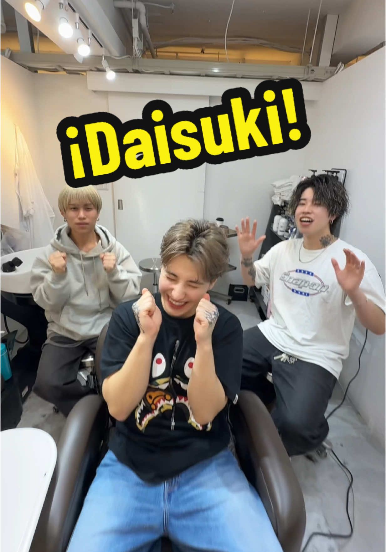 A post by @oscaramau3 on TikTok caption: No puedo creer de que los convencí de grabar esto… 🫣 #otakulife #oniichan #japan 