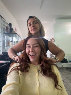 A post by @jesaaelys on TikTok caption: VAMOS A HACERNOS EL PELO 🤭✨ como se ve una sesion entre mi estilista @Kalia 💕 y yo 😂😂😂 amo hacerme el pelo con ella porque la pasamos brutal, hace un trabajo excelente y es sumamente rapida!! AN SORI DANDO PELO 💁🏻‍♀️🤎✨ #hairstyle #hair #hairstylist #hairtransformation #cabello 