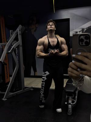 A post by @axelmguerra on TikTok caption: Bye bye flaki 👋🏻 #fitness #gymtok #gym #fyp #fitnessmotivation #aesthetic 