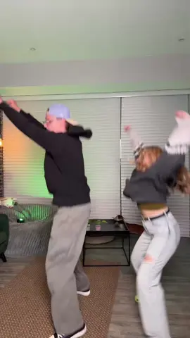 A post by @dayanaraurios on TikTok caption: Ningún @Zach Jaquith fue obligado a hacer este video JAJAJA 😅