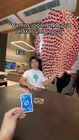 A post by @morimura on TikTok caption: eu no meu dia mais paciente jogando uno ❤️