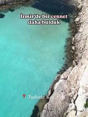 A post by @anm_tiktok_1 on TikTok caption: 📍Burasi Urla’daki Demircili ve Altınköy plajlarının arasinda kalyor.  Altınköy plajından 15 dakikalık bir yürüyüsüyle gelebilirsiniz.  📍Altınköy Plajndan sonraki ikinci koy. Koyun dibindeki pamuk kumlardan ötürü böyle bir renk alyor. Etrafinda herhangi bir işletme yok, tedarikli gelmek gerek. 📍Deniz Ayakkabisi yanına alırsanız iyi olur. Özellikle kalabaliga karismadan yüzmek isteyenler için çok güzel bir yer. 📍Gönderiyi kaydetmeyi unutmayın yolunuz izmire düşerse uğrayabilirsiniz 👫Peki siz kiminle buraya gitmek isterdiniz yoruma etiketleyin ve ne zaman gidiyoruz demeyi unutmayın.