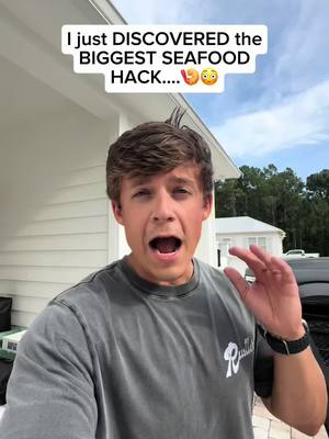 A post by @taylorrandsoph on TikTok caption: You will pay 4 times the price at a restaurant… literally INSANE 😳🤯 #taylorandsoph #vacation #hack #seafood #crab #money #beach 
