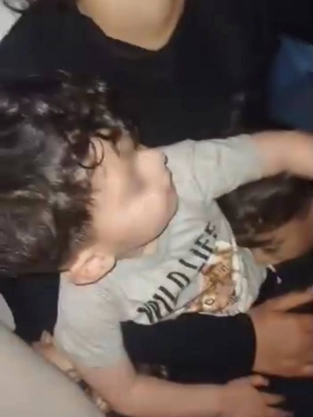 A post by @ranjpzhdaryjornalist on TikTok caption: درەنگانێکی ئەمشەو پۆلیسی یۆنان “ ٧٠ کۆچبەری کورد لەدەریایی ئیجا” دیپۆرتی تورکیا کردوە، بەپێی ووتەی کۆچبەرەکان باس لەوە دەکەن دوای ئەوەی پۆلیسی یۆنان یەختەکەیان تێک دەشکێنێت دواتر فرێیان دەداتەوە نێو ئاوی تورکیا لەکاتێکدا زیاتر لە”٢٠ مندالیشیان لەگەڵ بوە لەنێو کۆچبەرەکاندا .  @Ranj Pzhdary::رەنج پشدەری 
