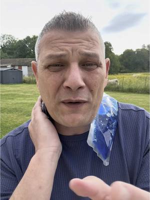 A post by @lvprvention on TikTok caption: Douleurs cervicales ? 😣 Vous avez testé le froid, le chaud, les crèmes, mais rien n’y fait ? Découvrez ma technique 100 % naturelle : LE BAISER ! 💋 Essayez-la et dites-moi en commentaire si ça a marché pour vous ! ✨ #SantéNaturelle #AstuceBienEtre #DouleursCervicales 