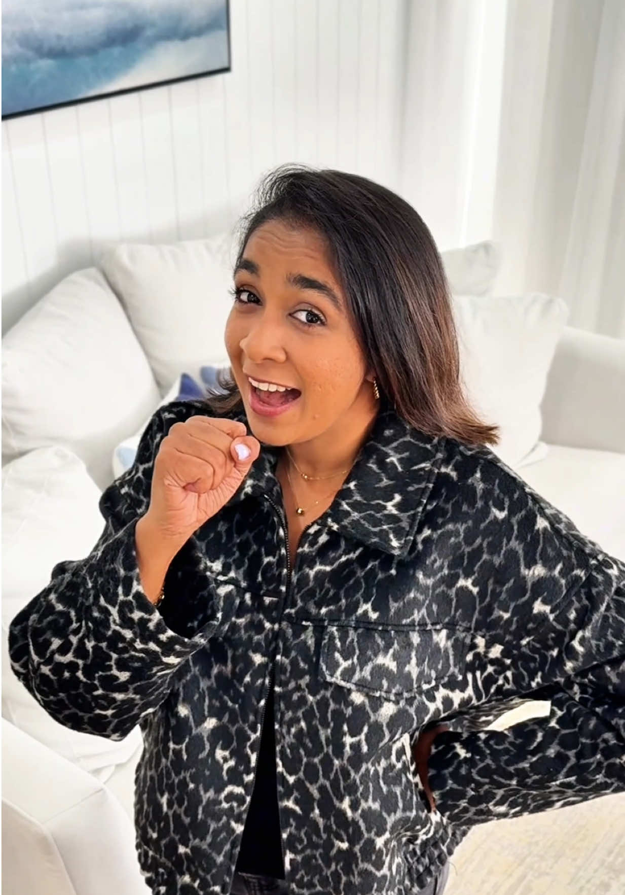 A post by @sachini1107 on TikTok caption: ඔයත් මං වගේ ලෝබයිද? 🙈 . එහෙනම් #taptapsend Download කරගන්න! 😍 #fyp #sachininipunsala 