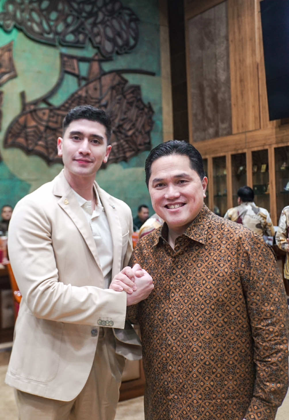 A post by @bramastaverrell on TikTok caption: “Tanpa wanita, tak akan ada laki-laki hebat di bangsa ini.” Hari ini kami di Komisi X DPR RI mendukung rapat dengan Menpora dan PSSI terkain naturalisasi. Kalian setuju atau tidak dengan naturalisasi ?? Langkah besar untuk membangkitkan Garuda! ⚽🇮🇩