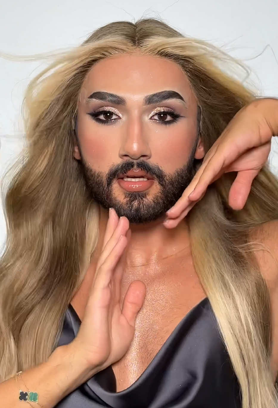 A post by @mertsaric on TikTok caption: Diva 👑