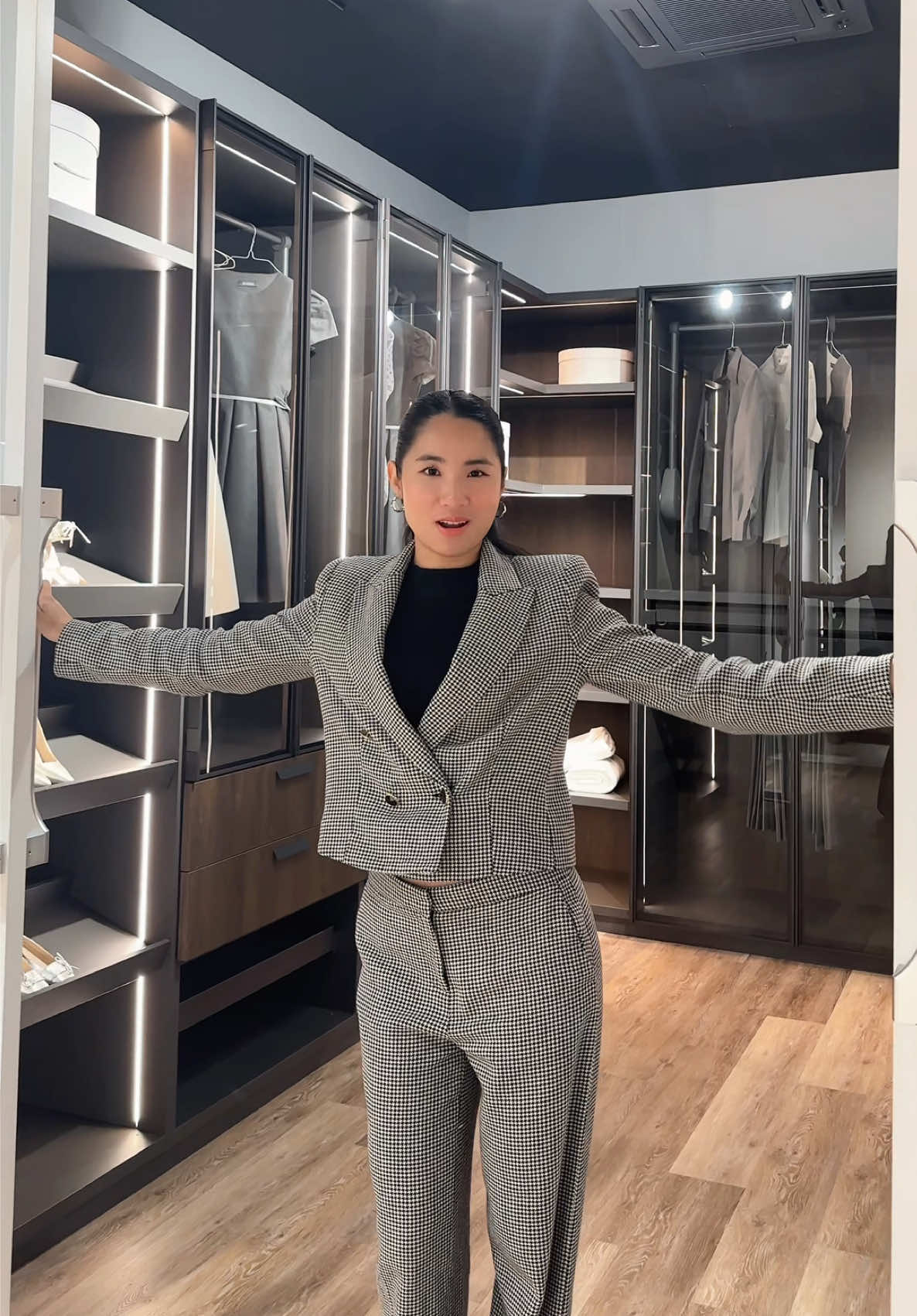 A post by @sunflowernyny on TikTok caption: រាល់ថ្ងៃរក Motivation មើលរបស់ស្អាតៗប្រណិតបែបនេះហើយ ដើម្បីមានចិត្តខំរកលុយបន្ថែម 🤣  @T-ONE is your one-stop shop for high-end furniture and home furnishings. A true paradise for homeowners, architects, and interior designers ready to bring their dream spaces to life.  #TOneGallery #InteriorGoals #LuxuryLiving #DesignInspo #LuxurySpaces #ElevateMomentsWithTheOne #YouDeserveTheOne