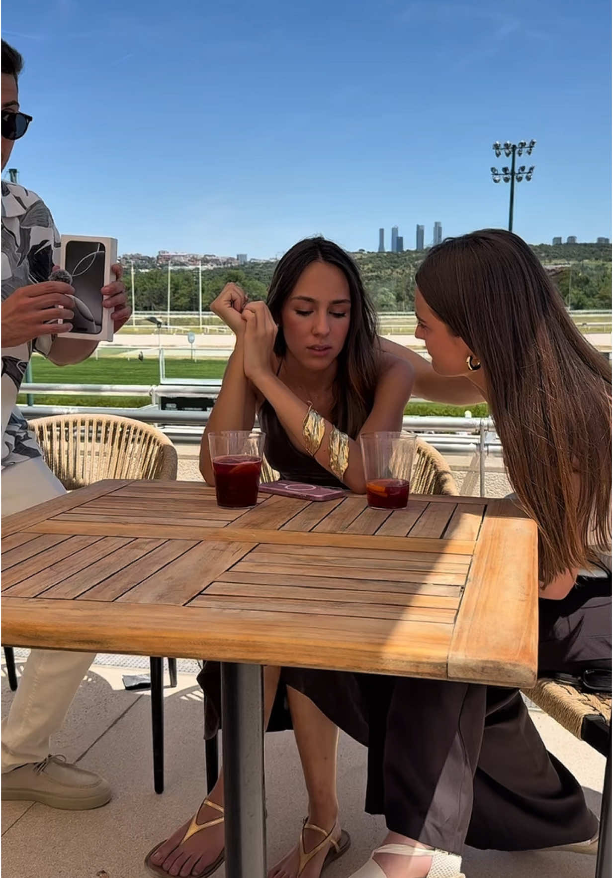 A post by @bydavidir on TikTok caption: La dejan plantada en su cumple en @madridsocietyoficial 😱 #triste #amigas #cumpleaños 