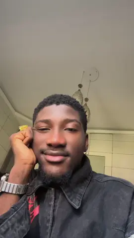 A post by @officialbigg_jiggyy on TikTok caption: Make i feel my self small 😄#goviral #fypシ゚viral🖤tiktok #trendingvideo 