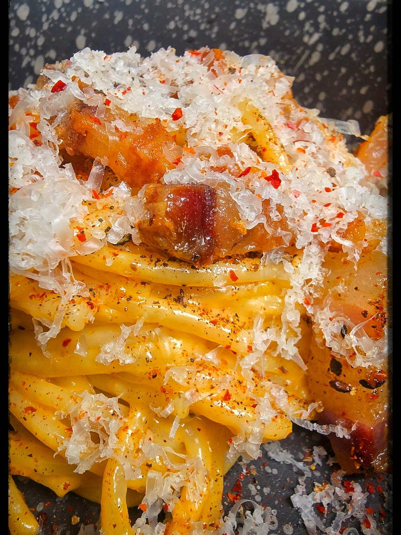 A post by @bonne_pitance on TikTok caption: Carbonara Basque ! Je reviens d'un petit séjour dans nos magnifiques montages au Pays Basque...Une claque, c'est tellement beau ! Tu te pointes dans une vallée incroyable (Valée des Aldudes), et là tu trouves des produits exceptionnels ! Porc Kintoa, Ossau-Iraty, Truite ! Le tout elevé en plein air par des passionnés ! L'Osso Iraty est un fromage de brebis, idéal pour remplacer le Pecorino ! La poitrine de porc Kintoa a énormément de similitudes avec la guanciale (joue de porc séchée). Et le piment d'Espelette c'est le petit truc en plus ! Je commence par séparer mes jaunes d'oeufs, j'en prends 5, je mélange mes jaunes avec mon poivre torréfié et pilonné, j'en conserve une partie. Je cuits mes pâtes al dente et je fais revenir mes lardons de Kintoa. Lorsqu'ils sont bien croquants et qu'ils ont bien rendus leur gras, je les passe à la passoire et conserve le précieux liquide !  Je met un peu de gras avec les jaunes d'oeufs, le poivre, un peu d'Osso Iraty râpé. Je prends mes pâtes que je fais revenir dans un peu de graisse, j'ajoute une louche d'eau des pâtes, mon mélange d'oeufs et j'assaisonne sel, poivre, piment d'Espelette. Je mets un torchon sur ma casserole chaude d'eau des pates, je dispose ma poêle par dessus, pour ne pas surcuire mes oeufs. Je termine la cuisson de mes pâtes comme ceci en remuant énergiquement et je passe au dressage quand j'ai une consistance bien crémeuse !  J'ajoute une bonne dose de fromage râpé et je mange !   Allez, Bon App ! #pourtoi #food #paysbasque #carbonara 