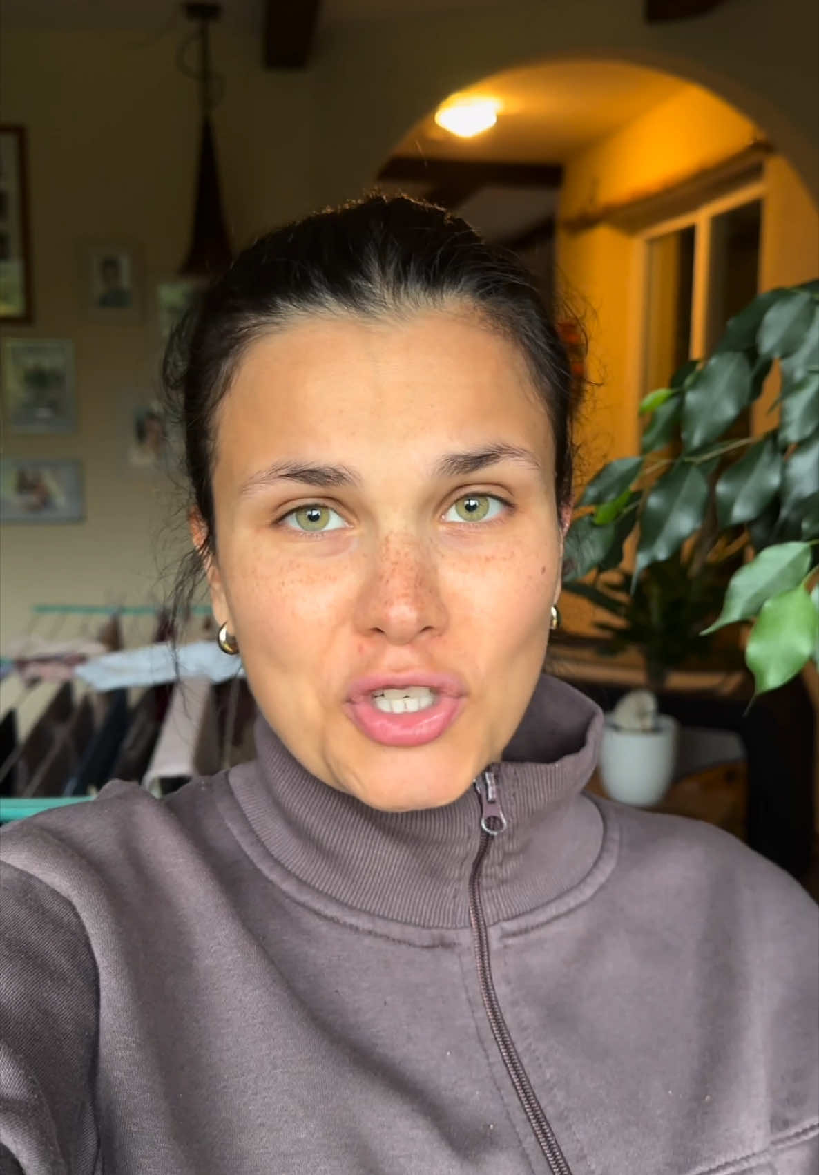 A post by @louisa_masciullo on TikTok caption: Deutsche Sprichwörter sind für die Katz.. aber nicht für den Hund! #fyp #fürdich #foryou 