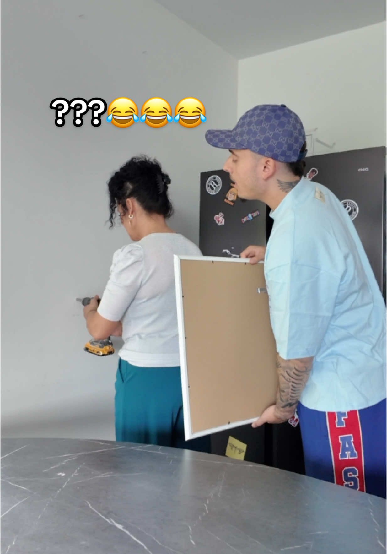 A post by @ninogashi on TikTok caption: Wenn das Viral geht fress ich n Besen 🧹. #fyy #fürdich #fail #mama #arbeit #lustig #balkan #stress #baustelle #comedyvideo #explore 