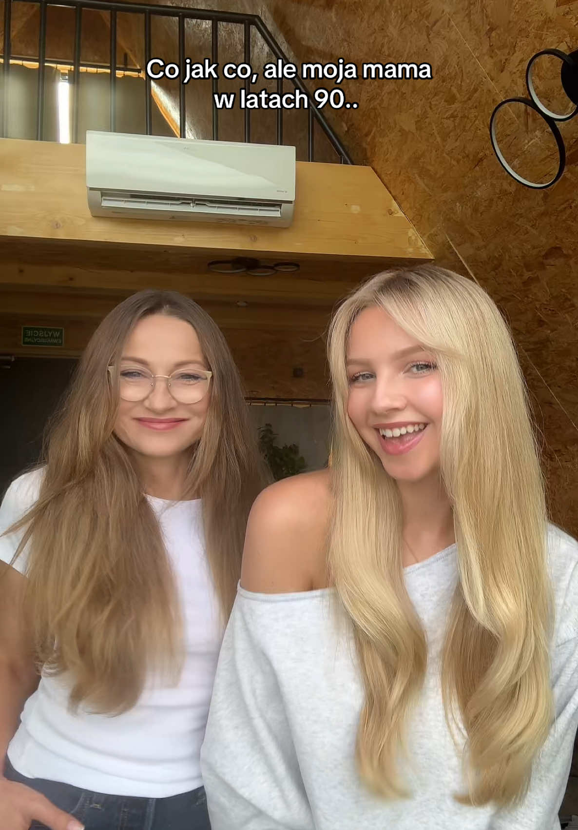 A post by @ on TikTok caption: Najlepszego dla wszystkich mam! 🌸🌻🌹