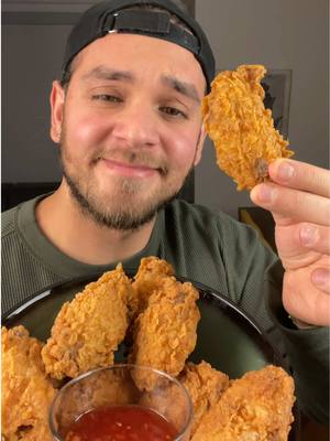 A post by @batuhanbayir on TikTok caption: Çıtır Tavuk Kanatları💯🤙 Marinasyon; •500ml süt •3 yumurta •1 çk biberiye •2 diş sarımsak  •1/2 limon suyu •1 tk tuz •1 tk kırmızı toz biber  •Tüm malzemeleri derin bir kaba alıp karıştırıyoruz. Tavuk kanatlarını marinasyona koyuyoruz ve buz dolabında üç saat dinlendiriyoruz. Kaplaması; •2 su bardağı un •1 çay bardağı mısır nişastası •1 paket kabartma tozu •1 tk tuz •1 çk karabiber •1 tk sarımsak tozu •1 tk kırmızı toz biber •Marinasyondan çıkardığımız tavuk kanatlarını çift kaplama için önce una sonra tekrar marineye batırıp tekrar una bulayıp kızartıyoruz. Yaklaşık 9-10 dakika altın sarısı olana kadar iyice kızartıyoruz.💯🤙