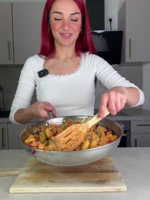 A post by @su_ice_ on TikTok caption: Cremige One Pot Gnocchi 😋 Zutaten: 500gr Gnocchi, 1 Zucchini, 1 Zwiebel, 2 Knoblauchzehen, 1EL Tomatenmark, Salz, Pfeffer, Petersilie, Paprika, Oregano, 250ml Sahne, etwas Parmesan und der Saft einer halben Zitrone. #Foodtiktok #onepot #gnocchi #homemadefood #easyrecipe #simplerecipe #rezept #veggie #lecker 