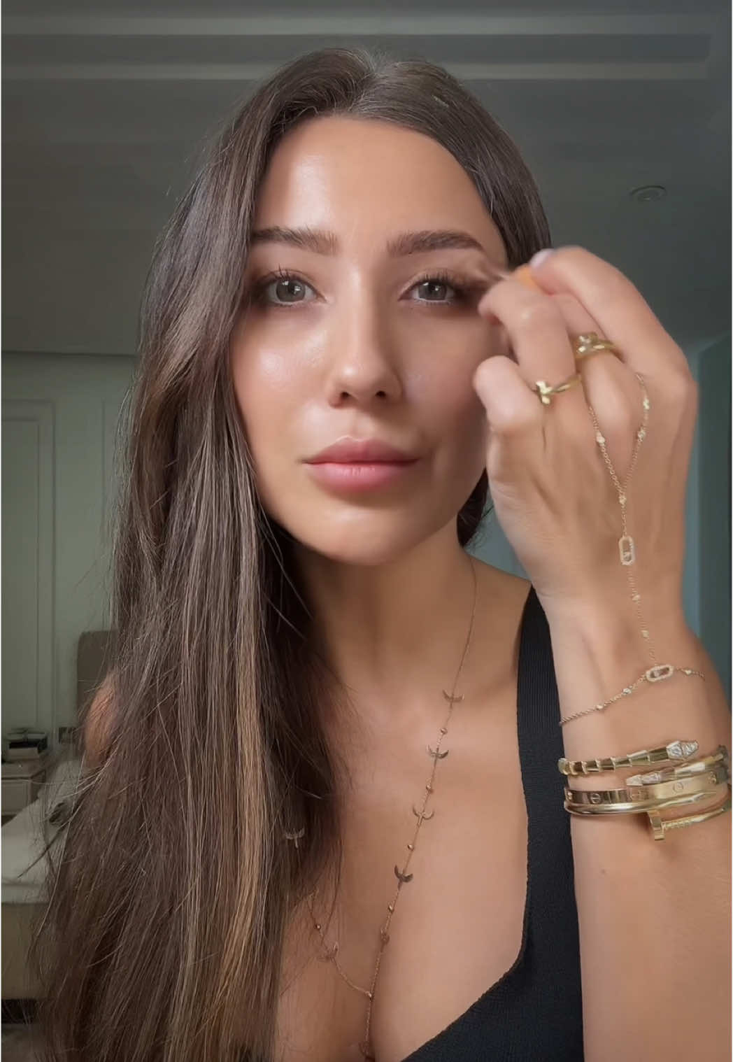 A post by @goozdeyle on TikTok caption: Göz altı kapatıcısı neden çizgilere dolar ve kırışıklıkları daha çok belli eder? Çünkü çoğu zaman cildi yeterince hazırlamıyoruz. Benim sırrım: yoğun nem, hafif ürün ve doğru teknik. Aşağıdaki adımlarla artık kapatıcınız çizgilere dolmayacak: kiehlsturkiye Avocado Eye Cream – yoğun nem  rocskincare Aydınlatıcı Stick Göz Kremi – aydınlık baz charlottetilbury Corrector – renk eşitleme hourglasscosmetics Kapatıcı – ince ve doğal kapatıcılık kirpik diplerine kadar uygulamamak! Sen de göz altlarında kusursuz ama doğal bir görünüm istiyorsan bu yöntemi mutlaka dene 🤍 #concealertips #eyemakeup reklam