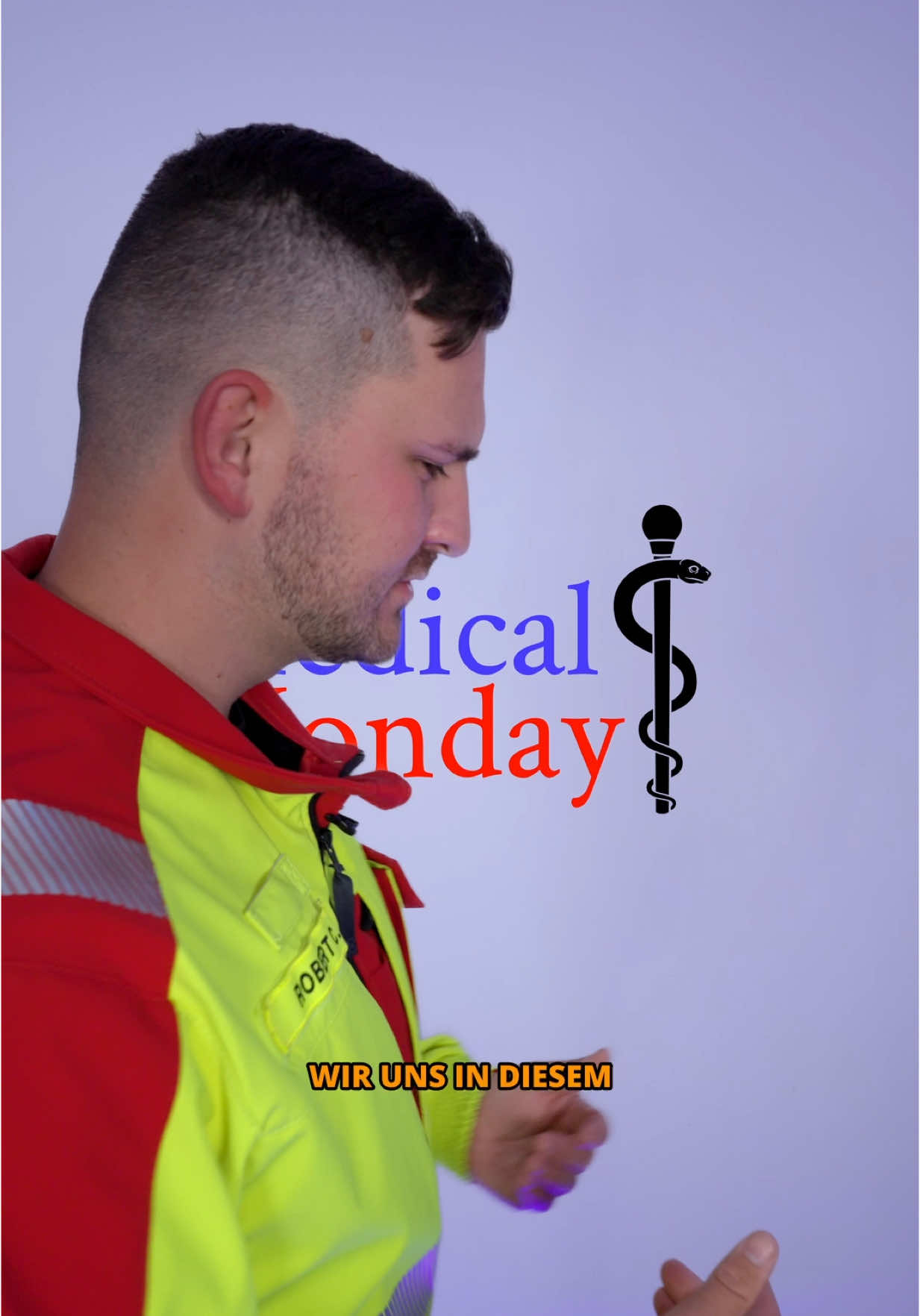 A post by @robmedc on TikTok caption: Heute geht’s um eine der absoluten Basics im Rettungsdienst: Das Erkennen von fehlendem Muskeltonus und wie man schnell reagiert. In solchen Fällen lässt sich der Atemweg oft ganz einfach freimachen, zum Beispiel durch Überstrecken des Kopfes oder Vorschieben des Unterkiefers.  #rettungsdienst #humor 
