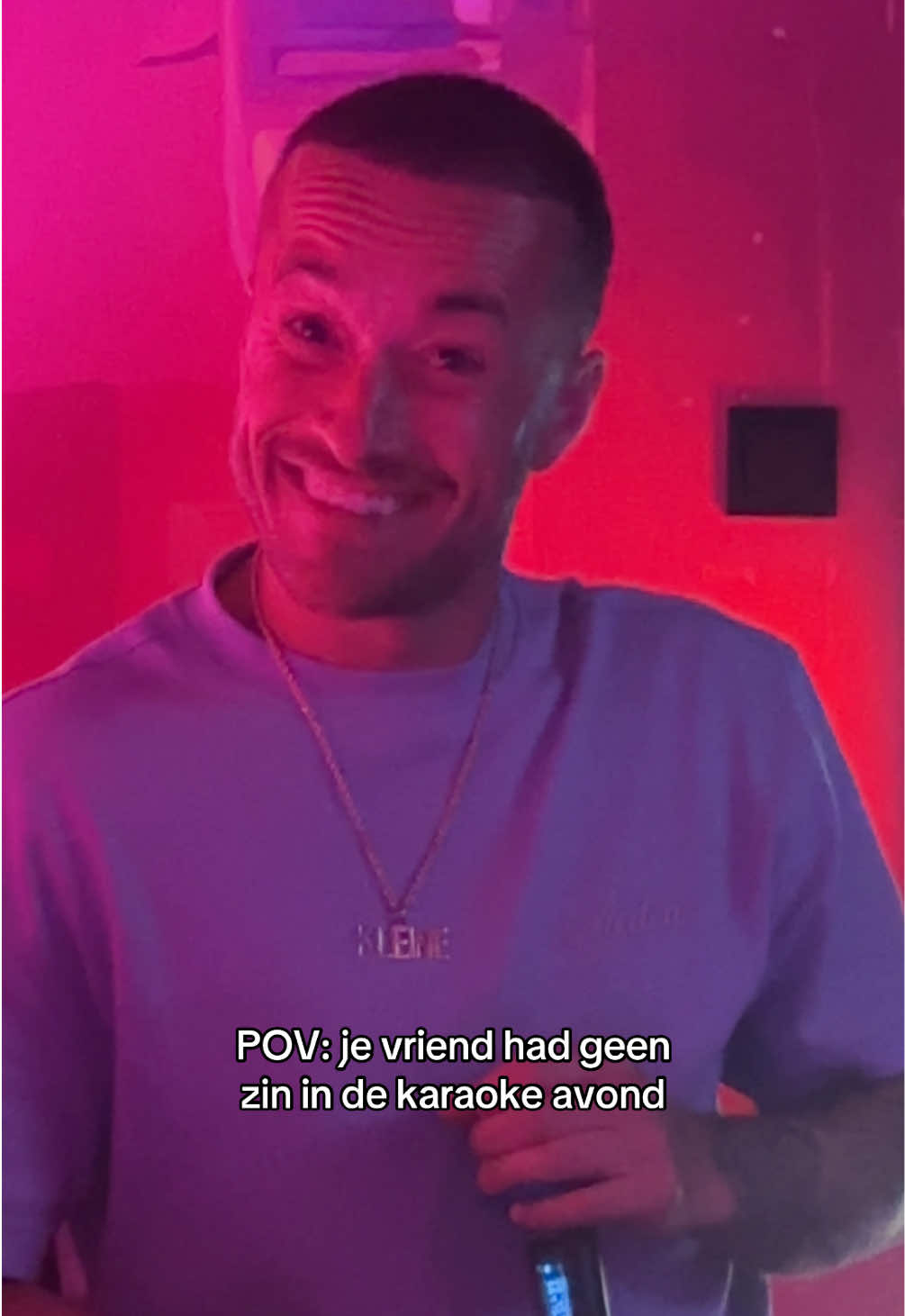 A post by @evievanvliet on TikTok caption: “Nouu?!!” 😂😭 #karaoke #dateideas #couplestiktok 