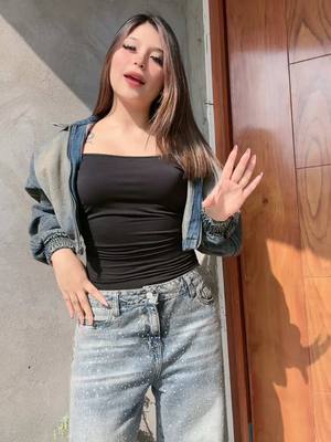 A post by @nicoll_ochoa on TikTok caption: A qué hora te salió este video?💕