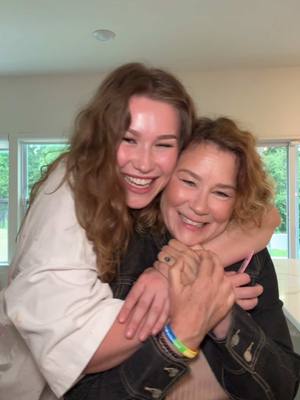 A post by @sondra_blust on TikTok caption: Todos deseanle a mi mamá un feliz cumpleaños en los comentarios 🥳🎂🎈#sondrablust 