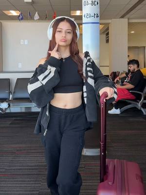 A post by @evelynomadera on TikTok caption: Streamer university is over… ): #evelynortiz #streameruniversity 